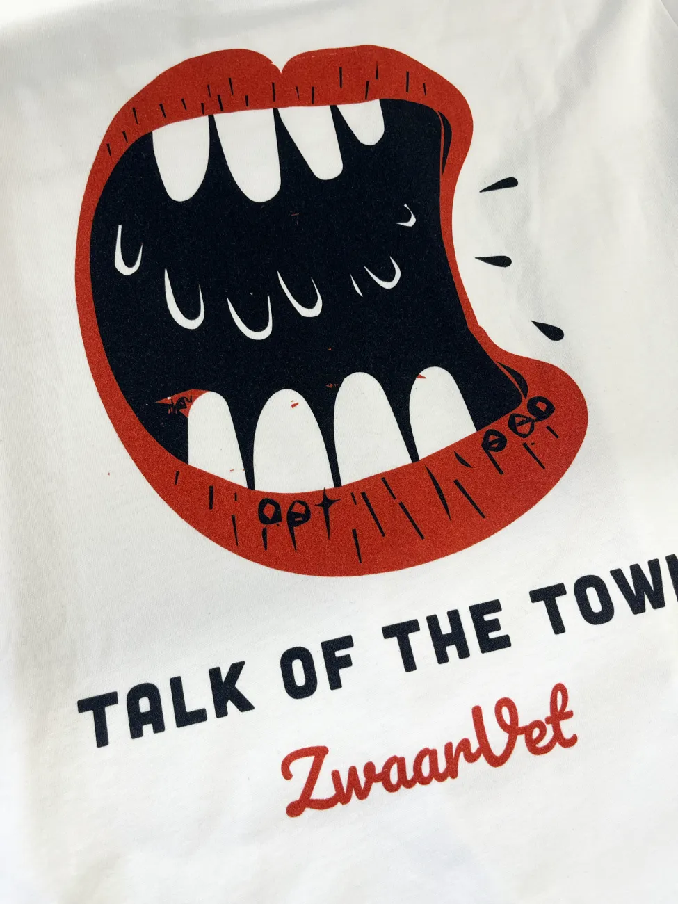 Een ZwaarVet T-shirt met de print Talk of the town