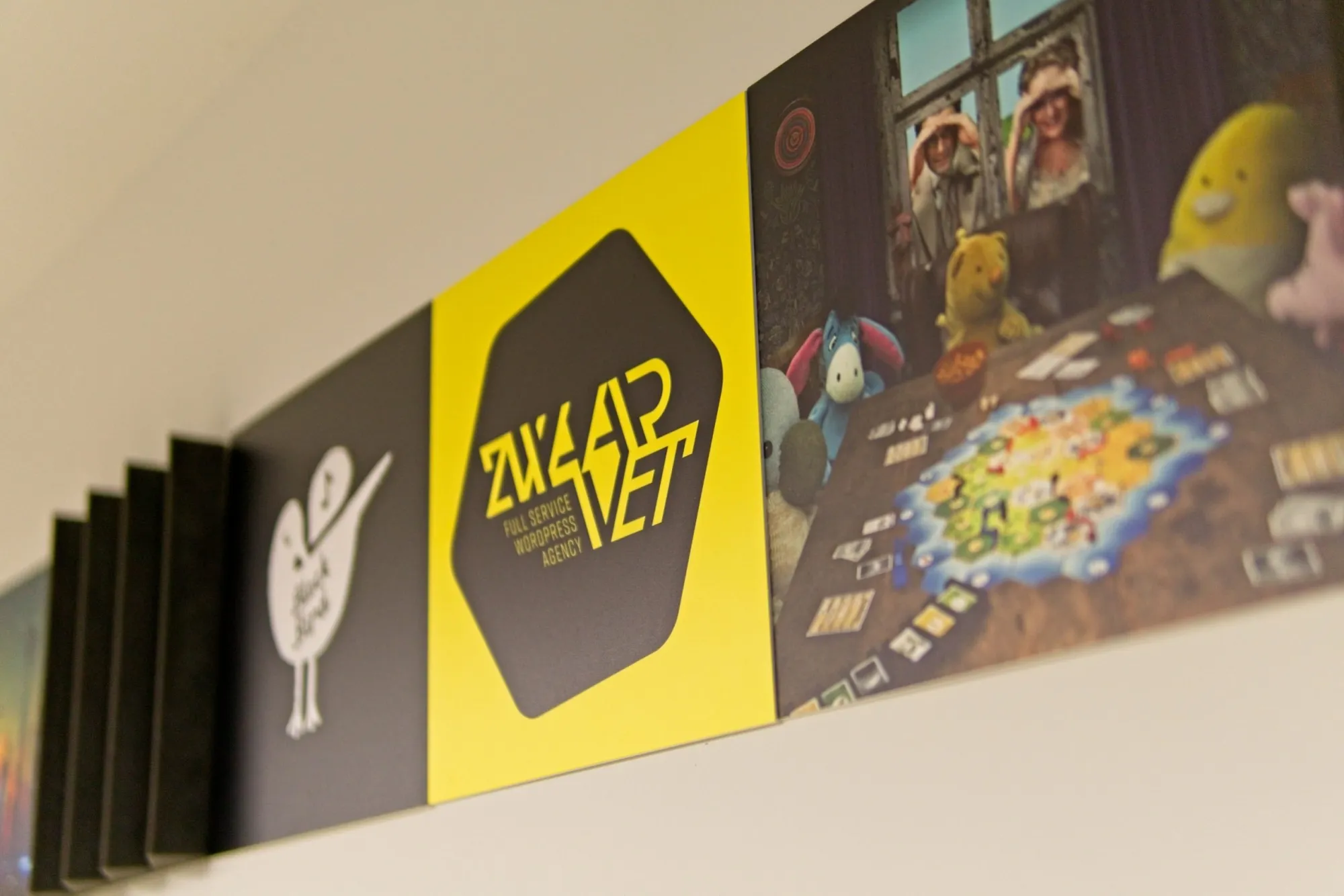 Een ZwaarVet poster aan de muur van de studio