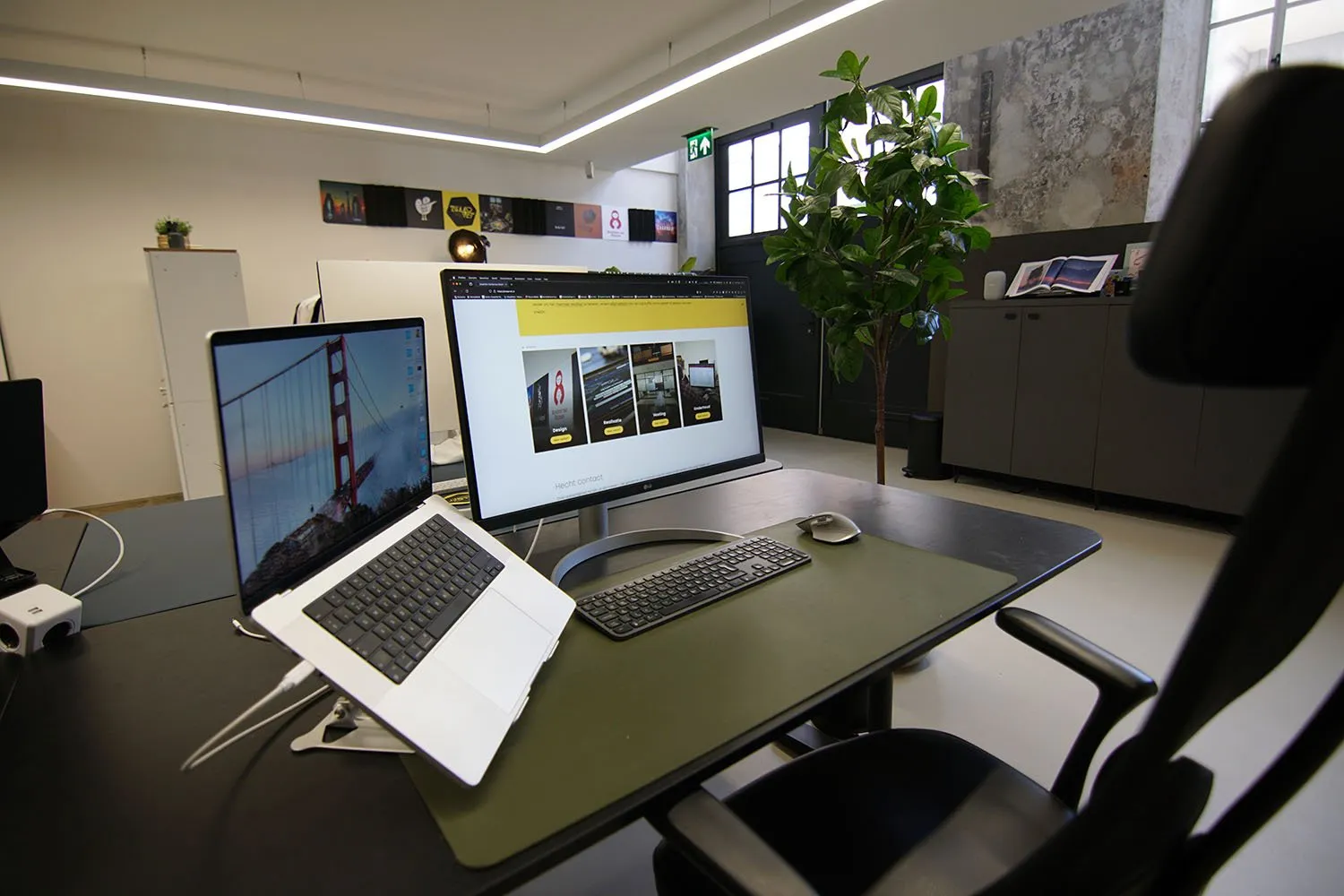 Een werkplek in de studio met een website in ontwikkeling op het scherm
