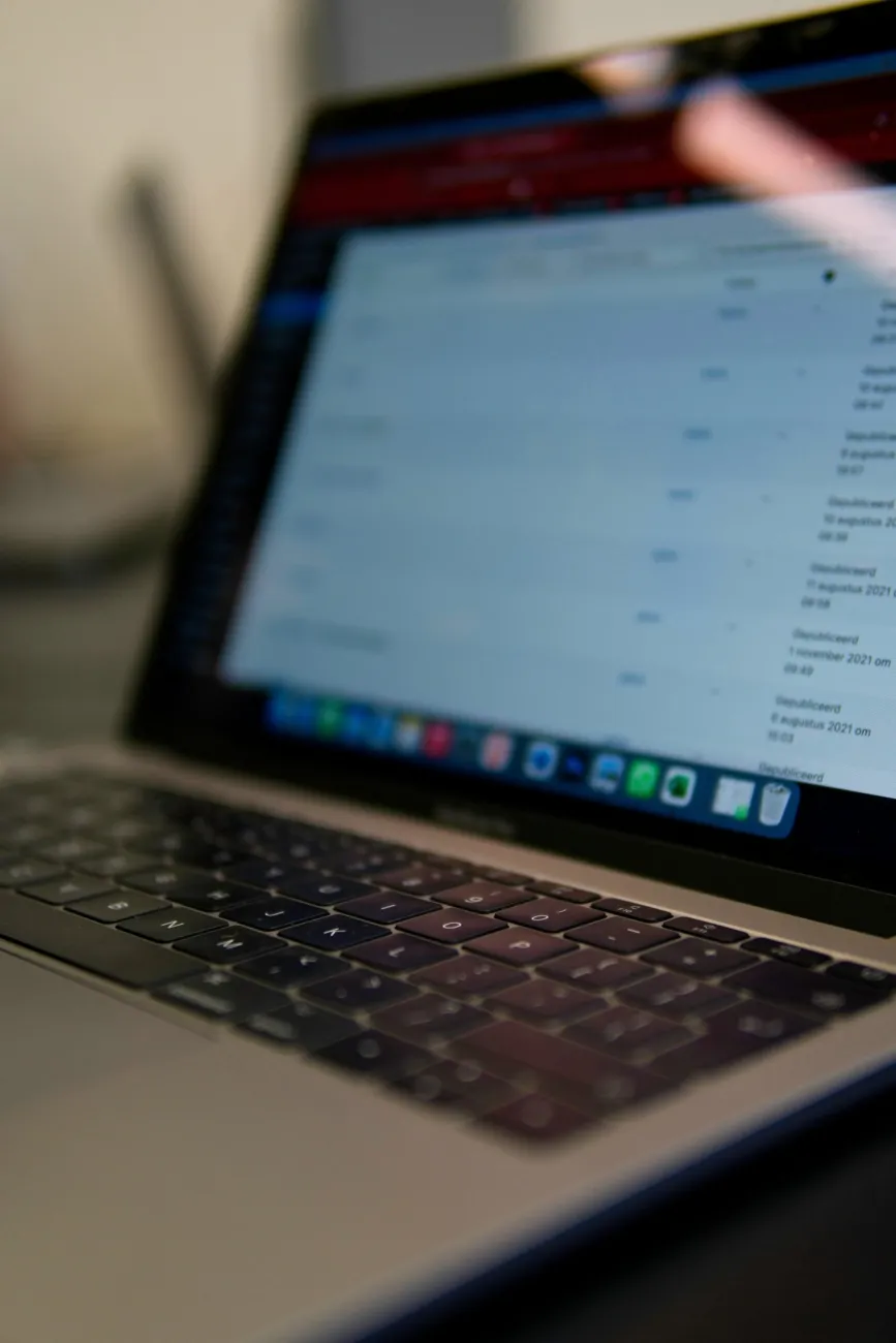 Een laptop met het beheeroverzicht van een WordPress website