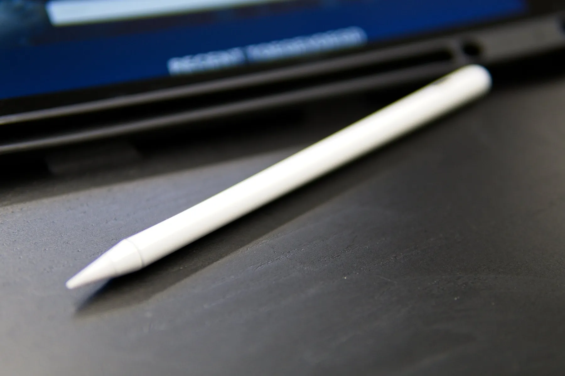 Een stylus op het bureau naast een tablet in de studio van ZwaarVet